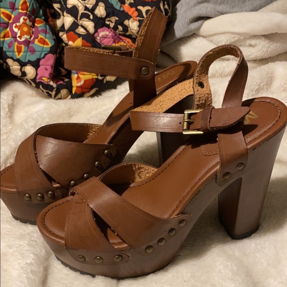 Heels - Picture 1 of 1